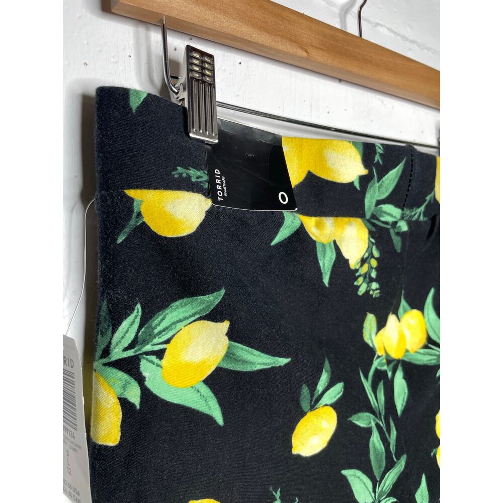 NEW Torrid Black Pull On Bike Short Lemons Size 0 - Picture 4 of 5